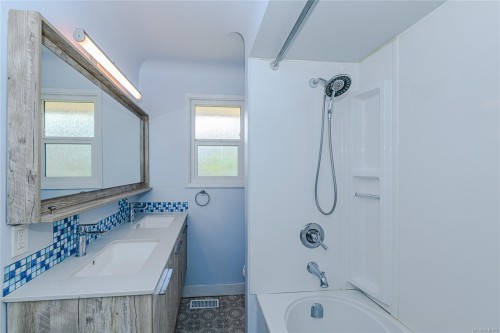 585 Baker St, Saanich, BC 