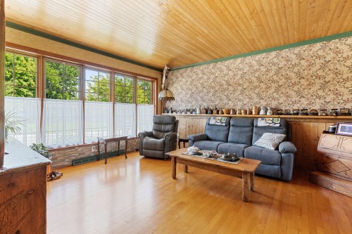 Salon - 7455 3E Avenue E., Québec (Charlesbourg), QC 