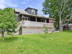 11 Fenwick Street  Dartmouth, NS B2Y 2J8