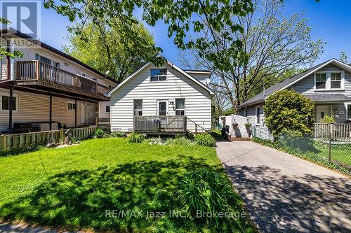 162 COLLEGE AVENUE  Oshawa (Vanier), ON L1J 1R4