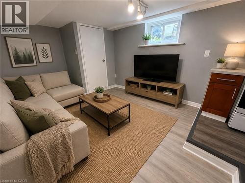 36 Brighton Avenue, St. Catharines, ON - Indoor Photo Showing Living Room