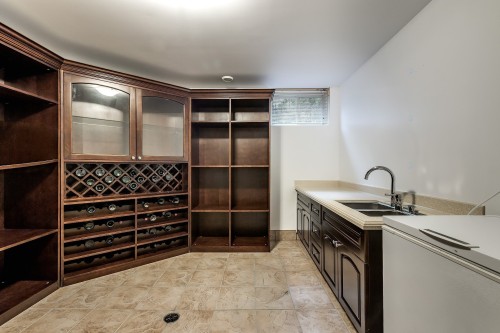 Wine Cellar - 425 Av. Des Crécerelles, Beaconsfield, QC 