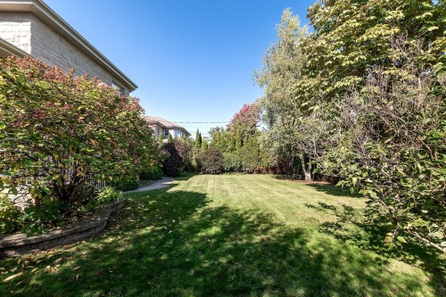 Courtyard - 425 Av. Des Crécerelles, Beaconsfield, QC 