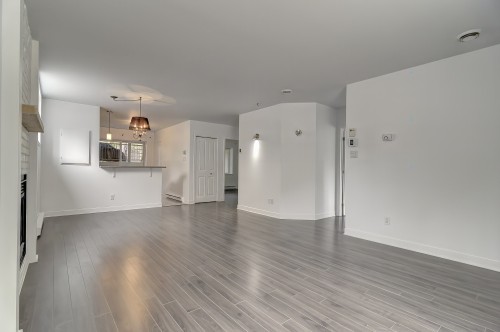 Salon - 667 Rue De Pompadour, Mascouche, QC 