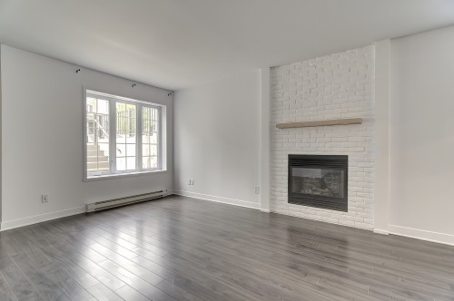 Salon - 667 Rue De Pompadour, Mascouche, QC 