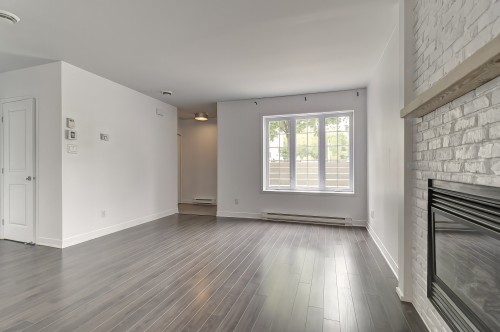 Salon - 667 Rue De Pompadour, Mascouche, QC 