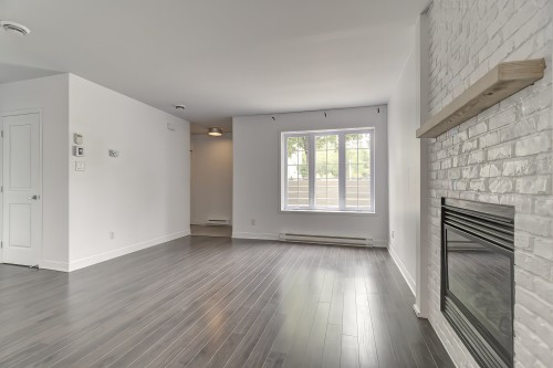 Salon - 667 Rue De Pompadour, Mascouche, QC 