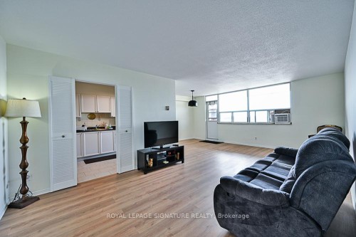 1015-2550 Pharmacy Avenue, Toronto, ON - Indoor Photo Showing Living Room