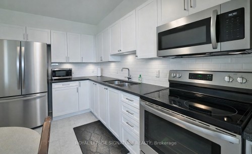 1015-2550 Pharmacy Avenue, Toronto, ON - Indoor Photo Showing Kitchen With Double Sink With Upgraded Kitchen