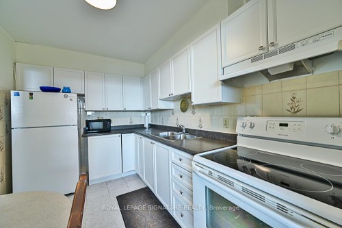 1015-2550 Pharmacy Avenue, Toronto, ON - Indoor Photo Showing Kitchen With Double Sink