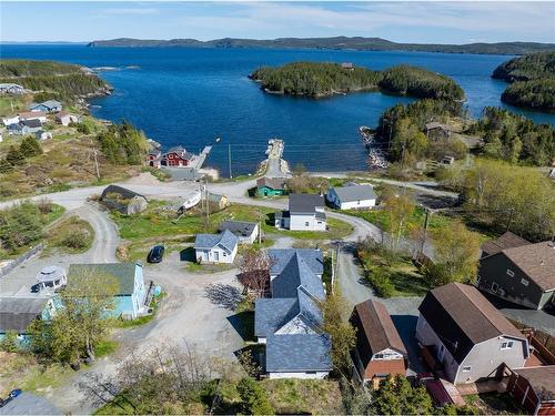 9 Loop Road, Happy Adventure, NL 