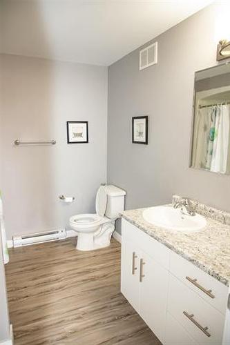 70 Main St, Riverton, MB 