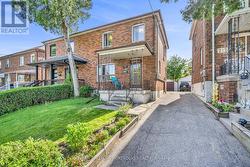 210 BICKNELL AVENUE Toronto, ON M6M 4G9