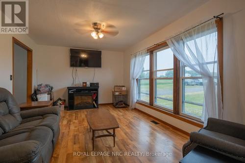 Spacious Living Room - 8010 Silver Street, West Lincoln (West Lincoln), ON 