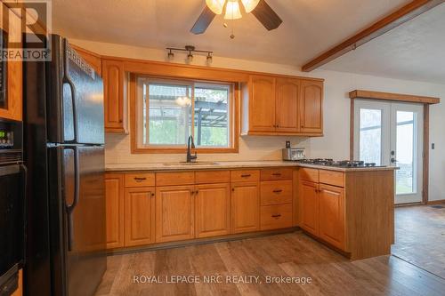 Kitchen with Ample Storage and Granite Counters - 8010 Silver Street, West Lincoln (West Lincoln), ON 