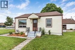168 BERRYMAN Avenue St. Catharines, ON L2R 3X1