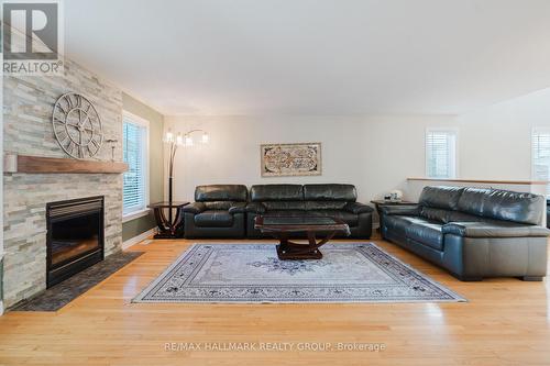Spacious living room - 800 Long Point Circle, Ottawa, ON 