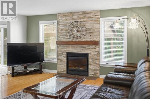 Natural gas fireplace - 800 Long Point Circle, Ottawa, ON 