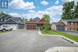 Spacious driveway with turnaround - 