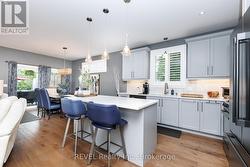 Kitchen with island - 