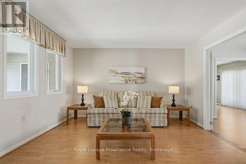 5 Cretney Drive, Prince Edward County (Wellington Ward), ON - Indoor Photo Showing Living Room