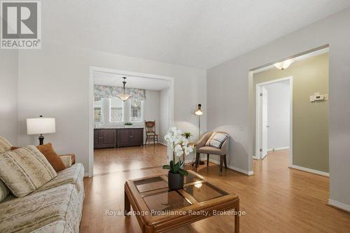 5 Cretney Drive, Prince Edward County (Wellington Ward), ON - Indoor Photo Showing Living Room