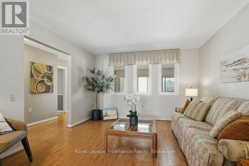 5 Cretney Drive, Prince Edward County (Wellington Ward), ON - Indoor Photo Showing Living Room