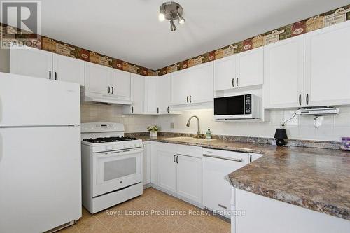 5 Cretney Drive, Prince Edward County (Wellington Ward), ON - Indoor Photo Showing Kitchen