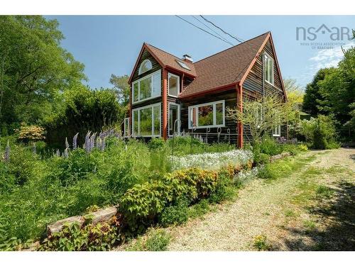 208 Victoria Street  Chester, NS B0J 1J0