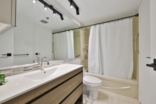 Master Bathroom - 307-520 Place Juge-Desnoyers, Laval (Pont-Viau), QC 