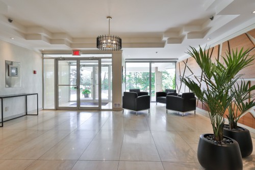 Mud Room - 307-520 Place Juge-Desnoyers, Laval (Pont-Viau), QC 