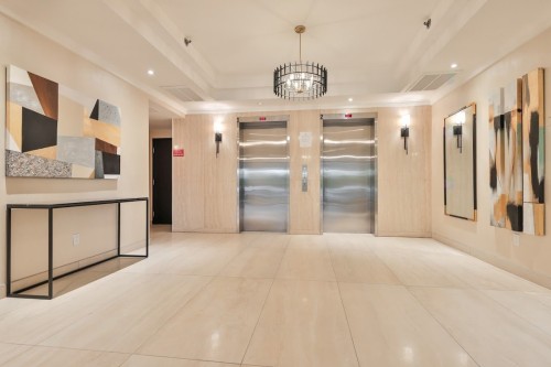 Mud Room - 307-520 Place Juge-Desnoyers, Laval (Pont-Viau), QC 