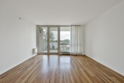 Living Room - 307-520 Place Juge-Desnoyers, Laval (Pont-Viau), QC 