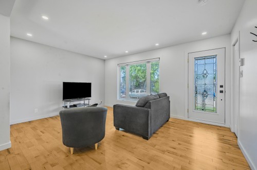 Salon - 889 Rue Lanoue, Saint-Jean-Sur-Richelieu, QC - Indoor