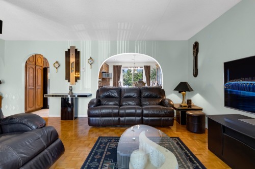 Salon - 425 Rue Jean-Piaget, Laval (Vimont), QC 