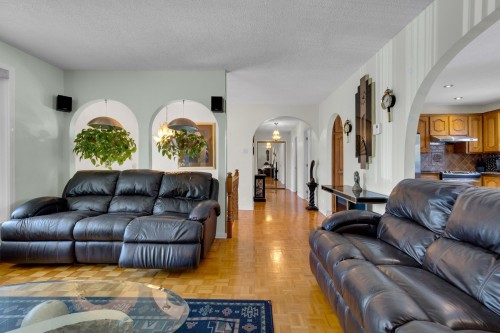 Salon - 425 Rue Jean-Piaget, Laval (Vimont), QC 