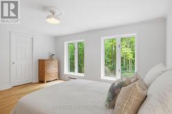 2nd bedroom w/ walk-in closet - 