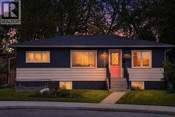 6132 33 Avenue NW  Calgary, AB T3B 2K5