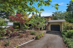 6395 Sunnyslope Dr Central Saanich, BC V8Z 5Y4
