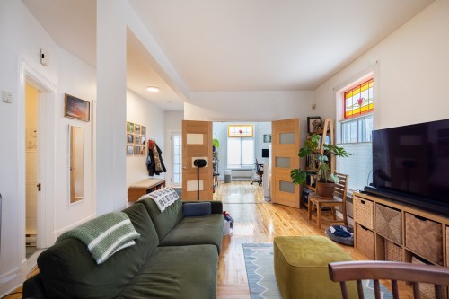 Salon - 389 Av. Fairmount O., Montréal (Le Plateau-Mont-Royal), QC 