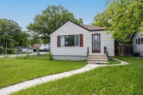 318 Woodlawn ST  Winnipeg, MB R3J 2J1