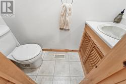 2-piece powder room en suite - 
