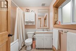 4-piece main bathroom in Unit 1 - 