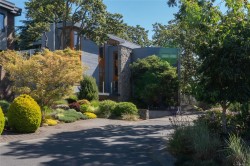 435 Chadwick Pl Victoria, BC V8S 1H4