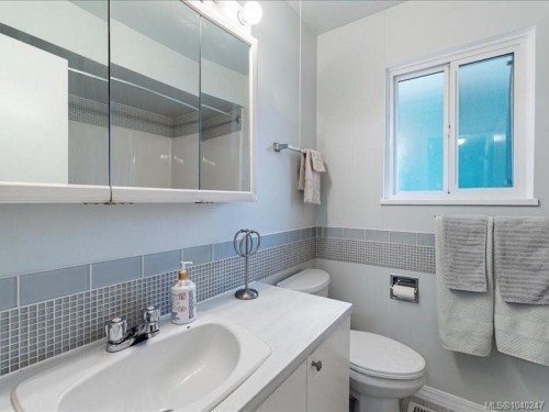 2128 Thomas Park Dr, Nanaimo, BC 