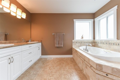 2452 Avro Arrow Dr, Comox, BC 