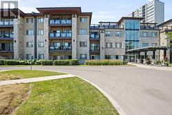 332 - 570 LOLITA GARDENS  Mississauga, ON L5A 0A1