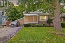 4 DUNCOMBE DRIVE  Hamilton, ON L9A 2E8