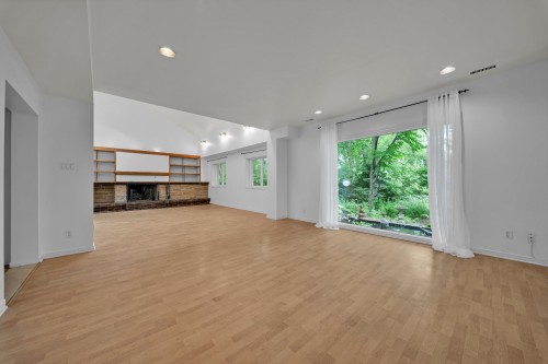 Salon - 19 Av. Westwood, Pointe-Claire, QC 