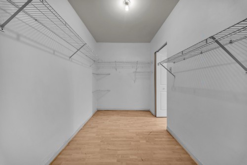 Penderie (Walk-in) - 19 Av. Westwood, Pointe-Claire, QC 